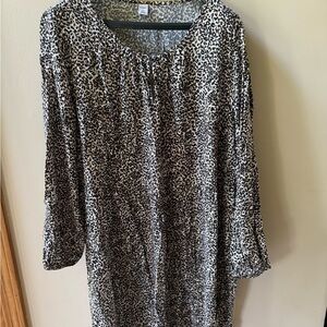 Old Navy size xl light weight and 100% Rayon Leopard Print Long Sleeve Dress